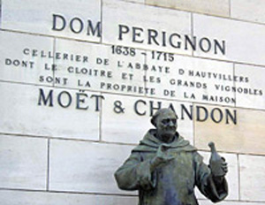 La statue du Moine Dom Pérignon devant le domaine de Moet et Chandon - propriétaire de la marque